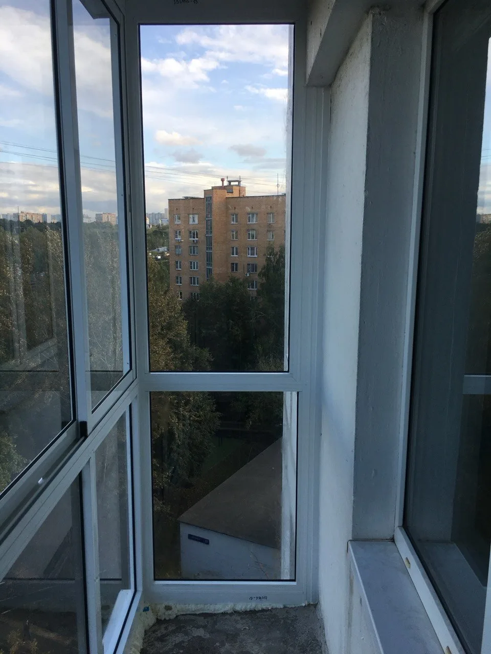 Оконные конструкции балкона изнутри